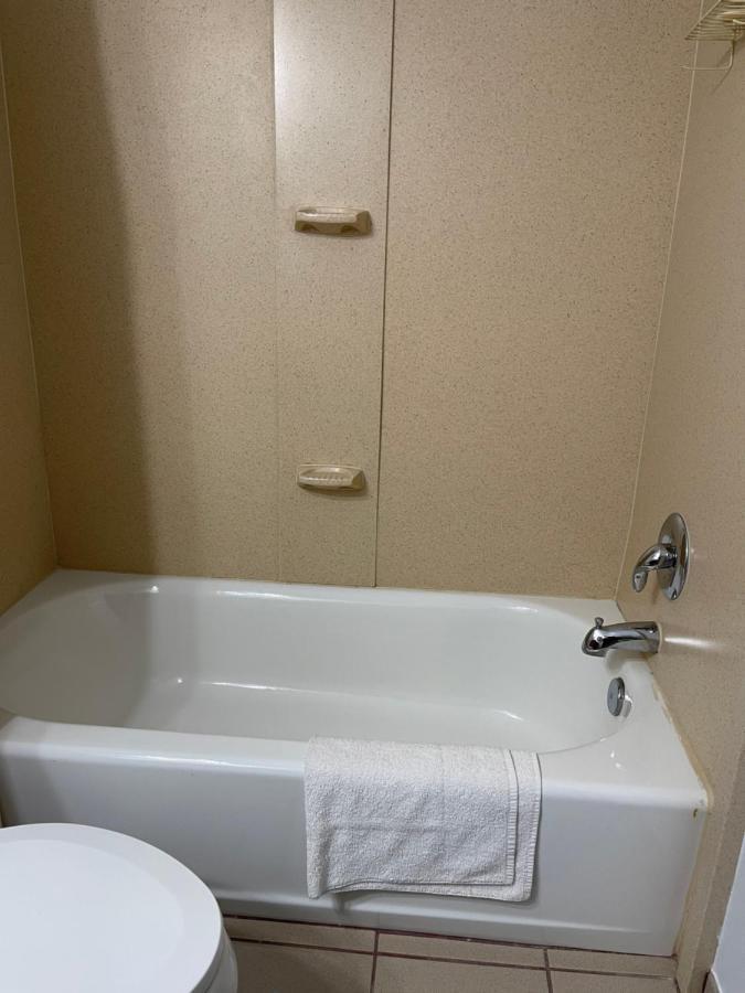 Budget Inn Temple Hills Bagian luar foto