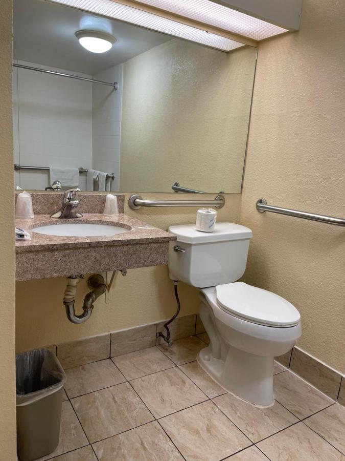 Budget Inn Temple Hills Bagian luar foto