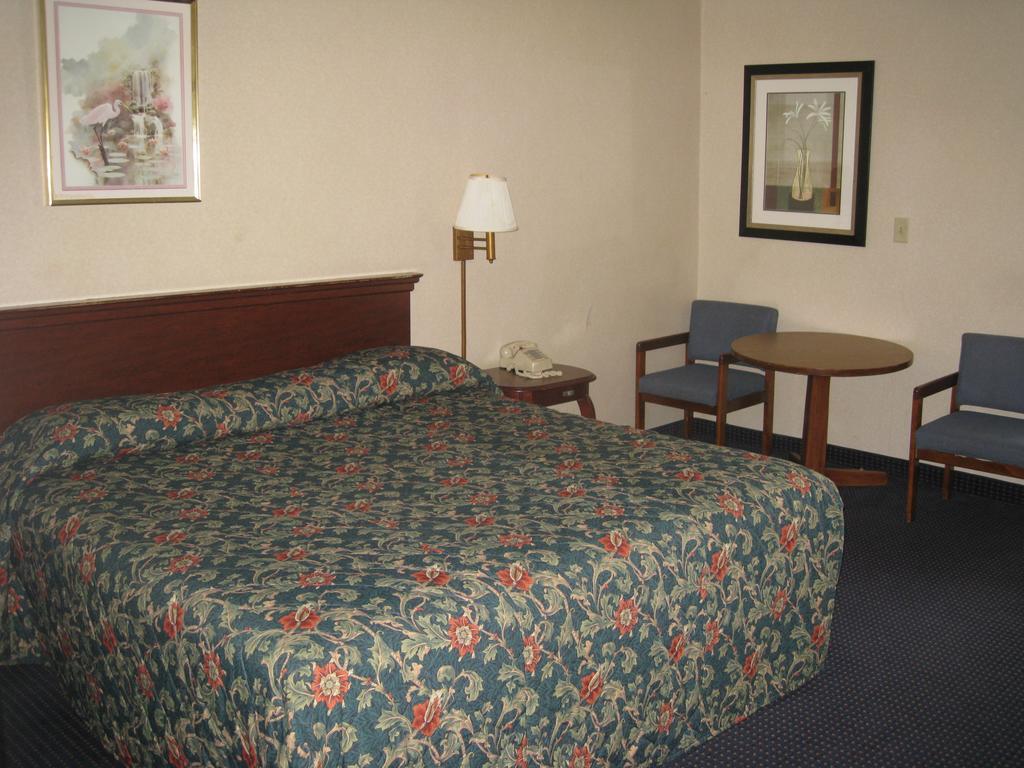 Budget Inn Temple Hills Bagian luar foto